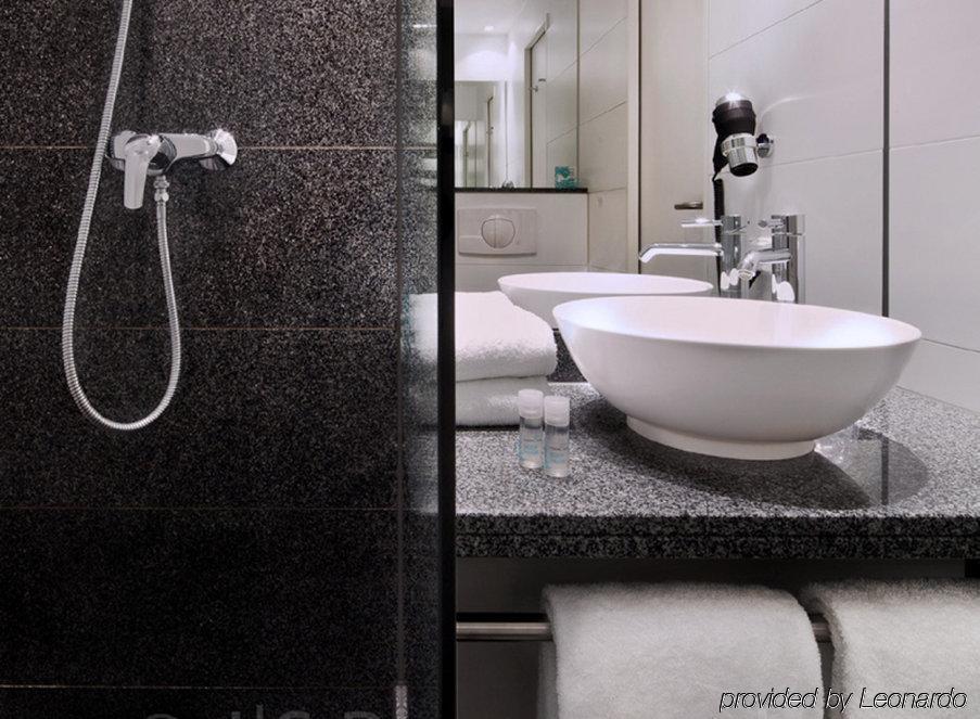 Motel One Hamburg Airport Room photo